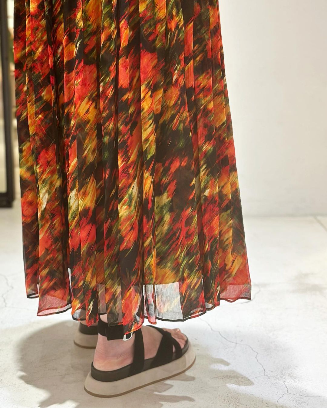 VIBRANT AUTUMN HUES ABSTRACT DRESS - PLEATED DESIGN WITH BELT